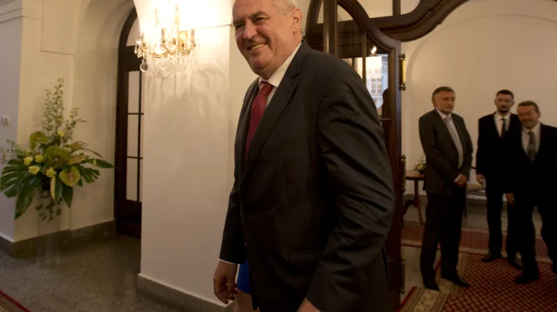 Miloš Zeman před projevem ke služebnímu zákonu v Poslanecké sněmovně