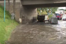 Řidiči uvázli v zaplaveném podjezdu, nefungovala výstraha