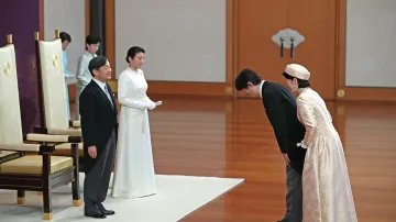 Japonsko má nového císaře (Naruhito na snímku vlevo spolu s manželkou Masako), vpravo nový korunní princ Akišino s chotí Kiko