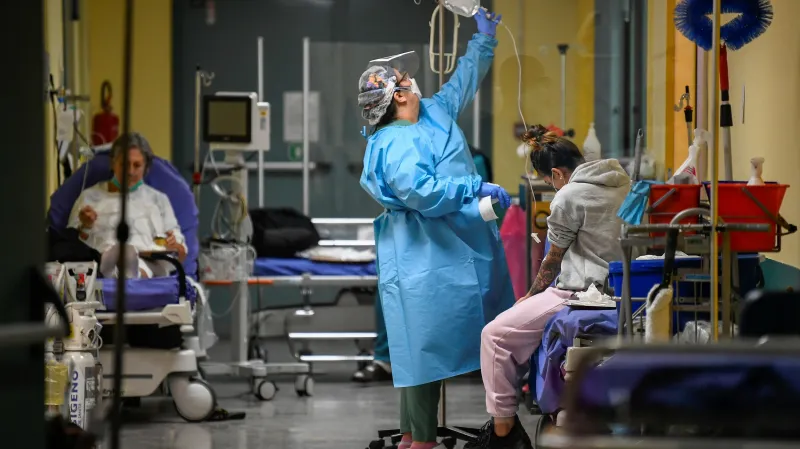 Ošetření pacientů s covidem na pohotovosti v italském městě Lodi