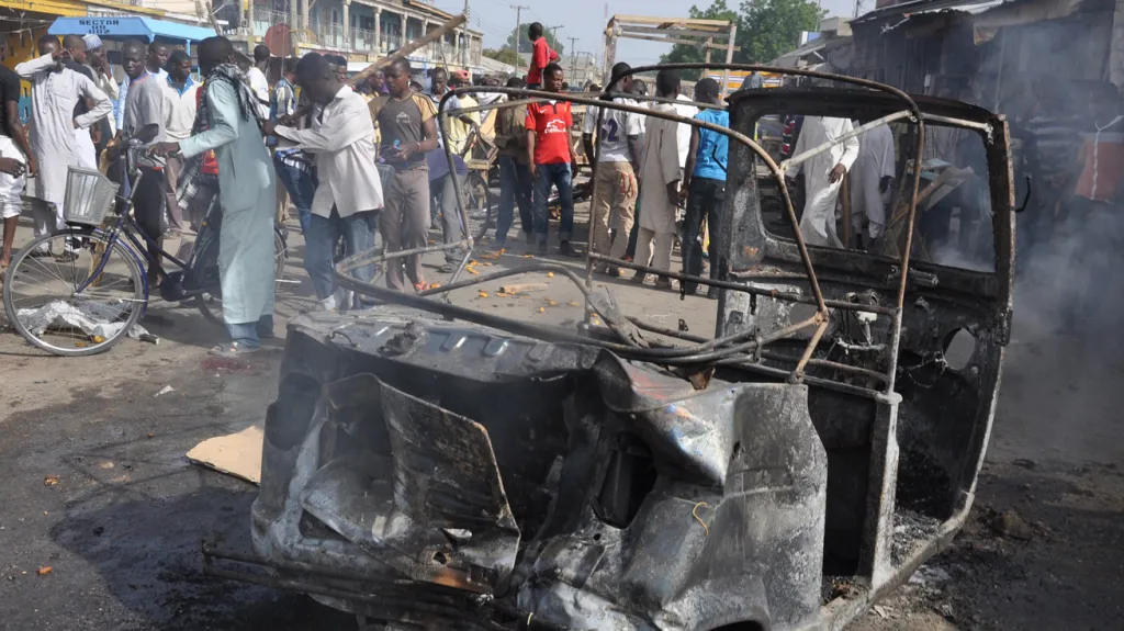 Následky pumového atentátu v Nigérii