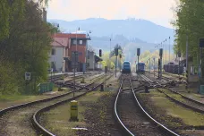 Železniční trať na Domažlicku se má rozšířit na dvoukolejnou přes nevoli části místních