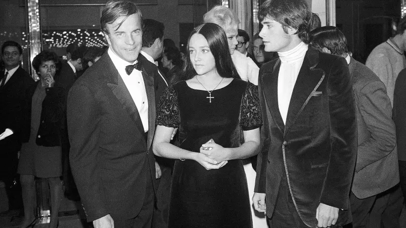 Franco Zeffirelli, Olivia Husseyová a Leonard Whiting při pařížské premiéře Romea a Julie (1968)