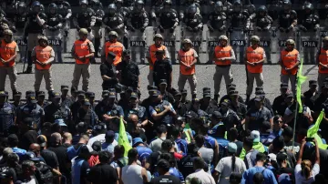 Střet mezi policisty a protestujícími