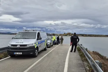 Hasiči vytáhli z Lipna auto s pozůstatky, mohou patřit pohřešovaným Rakušanům