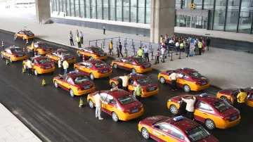 Čína před otevřením na místě otestovala provoz elektrických taxi