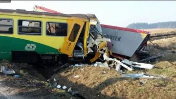 U Obrataně se srazil vlak s kamionem