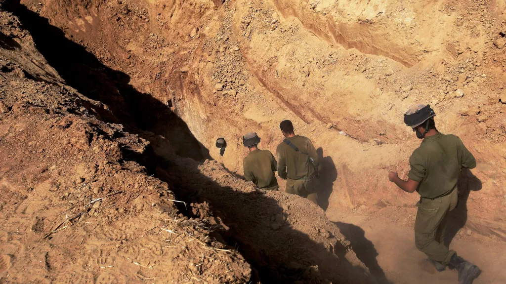 Izraelští vojáci prozkoumávají podzemní tunel poblíž hranic s Gazou