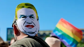 Účastník pochodu hrdosti v Budapešti s maskou Viktora Orbána