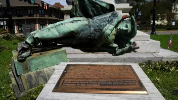 Vítr ve městě Lake Charles povalil konfederační sochu. Jen pár dní předtím o jejím zachování hlasovalo vedení tamního okrsku poté, co část veřejnosti požadovala její odstranění