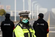 Z lékařů bojujících v Číně s koronavirem se postupně stávají pacienti