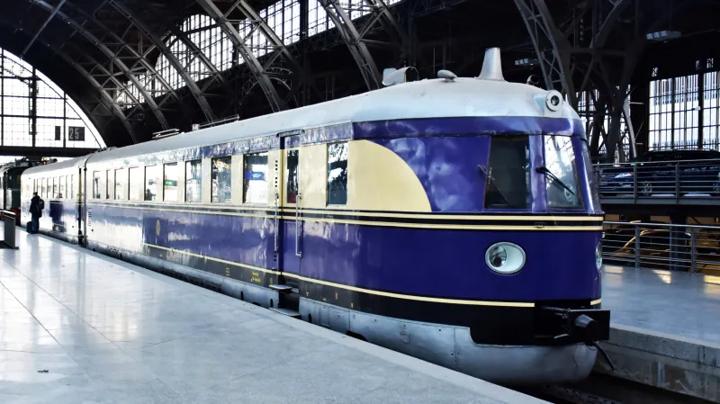 Dvoudílná jednotka typu Hamburg na muzejní koleji na lipském nádraží