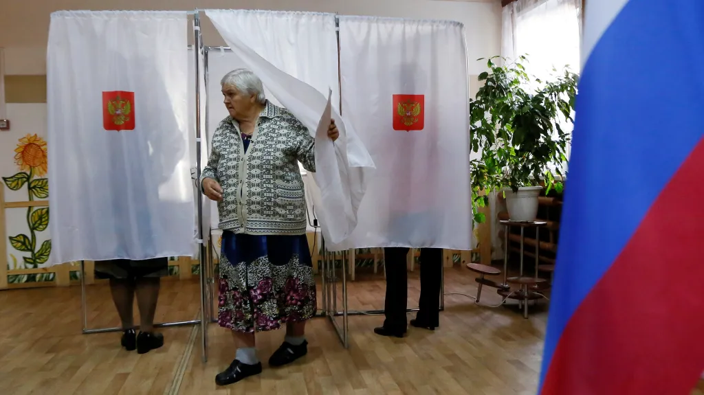 Žena z vesnice Usť-Mana během voleb do ruského parlamentu