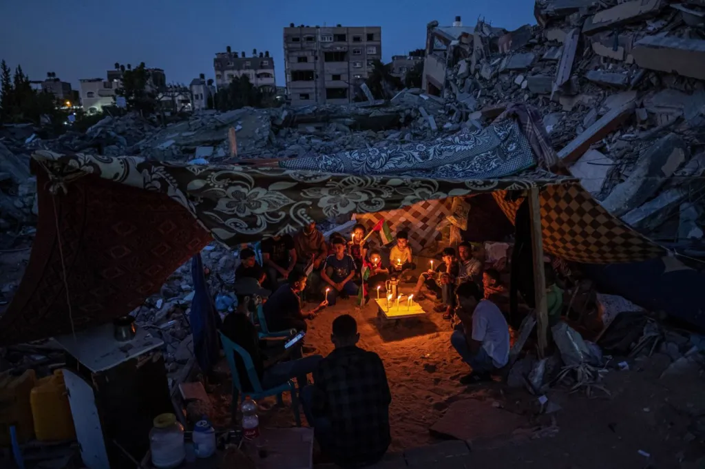 Vítězná fotografie v kategorii Asie – singles (jednotlivé). Palestinské děti se scházejí se svíčkami během křehkého příměří v Beit Lahia v Gaze. Stalo se tak po jejich protestu proti ozbrojeným útokům