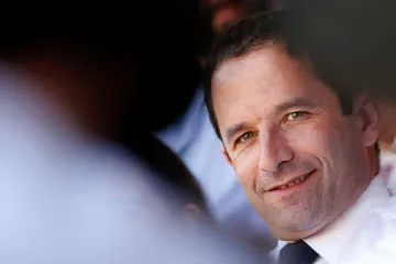 Zaručený příjem i daň z robotů. Hamon je nadějí socialistů, která se Elysejím vzdaluje