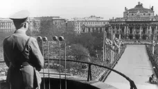 Hitler vyhlašuje anšlus Rakouska