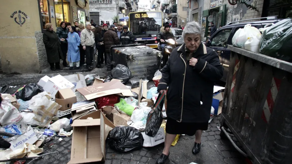 Neapol zavalená odpadky