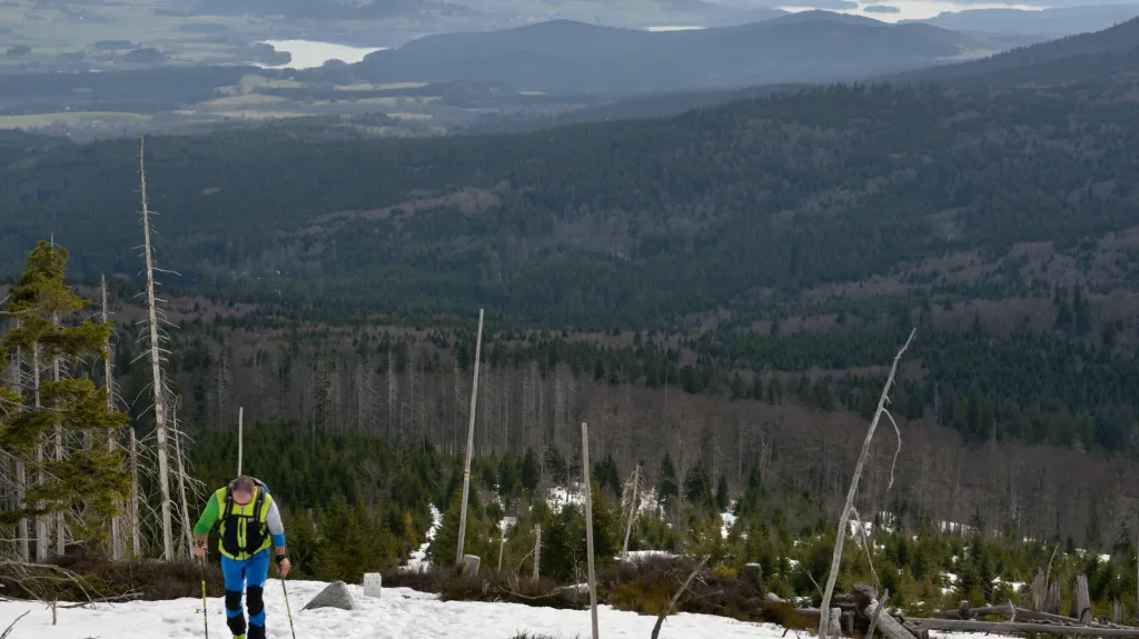 Ještě v neděli zbývalo v nejvyšších místech Šumavy trochu sněhu a na Plechým bylo možné potkat skialpinisty. V pondělí ale bude na Šumavě tepleji než na jiných horách – až 18 °C.