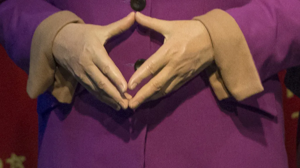 Oblíbená pozice rukou německé kancléřky Angely Merkelové