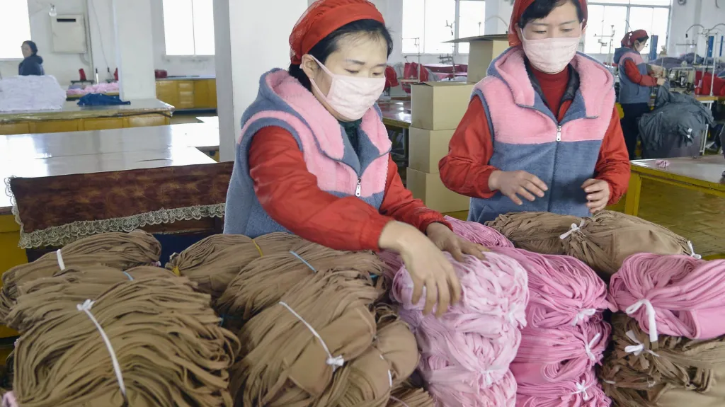 Severokorejky vyrábějí v Pchjongjangu ochranné masky