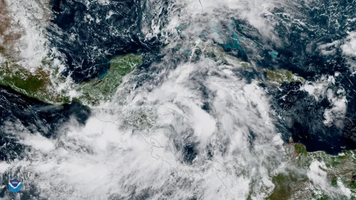 Tropická bouře Nate začala nad Karibským mořem nabývat na síle