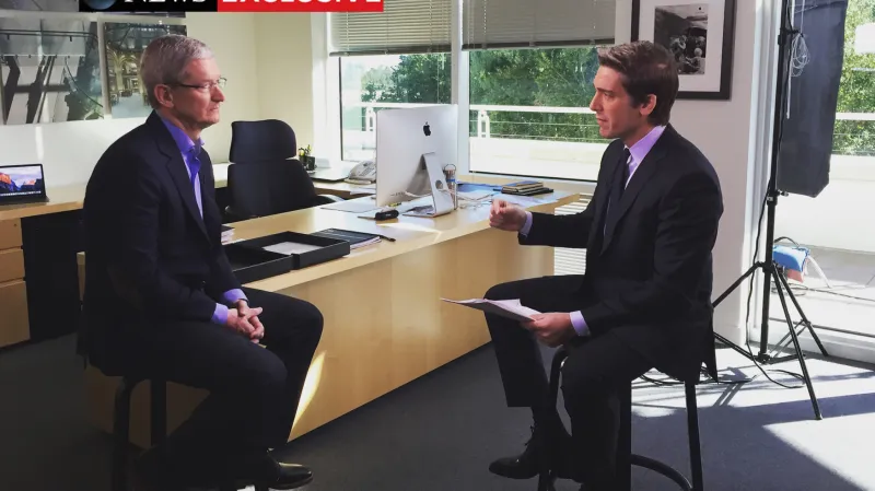 Šéf společnosti Apple Tim Cook (vlevo)