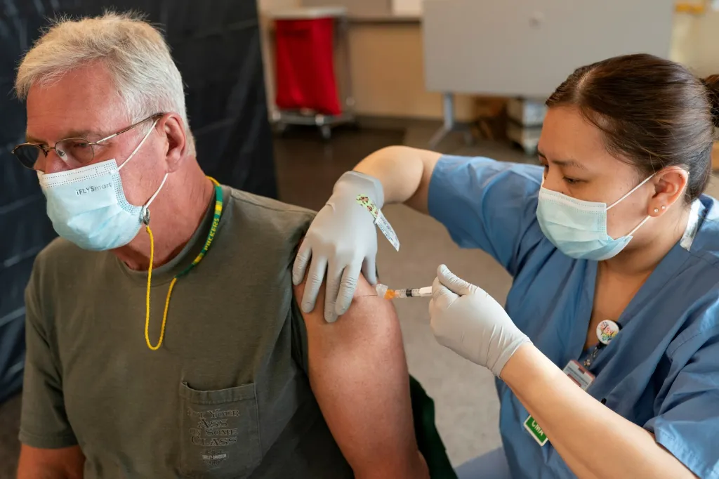 Na distribuci a aplikaci vakcíny se výrazně podílela společnost Yukon-Kuskokwim Health Corporation, která poskytuje zdravotní péči více než 50 venkovským a kmenovým komunitám v deltě Yukonu na jihozápadě Aljašky