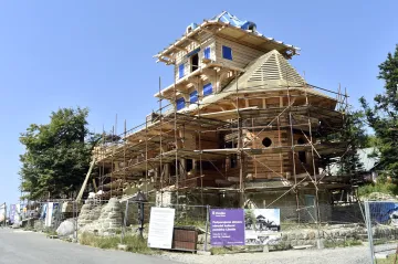 Nový Libušín by se měl návštěvníkům otevřít příští rok v březnu. Šest let po ničivém požáru