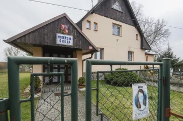 Prioritou by měl být návrat všech dětí do školek k 1. květnu, řekla Maláčová. Epidemie dál slábne, v pátek 3206 nakažených