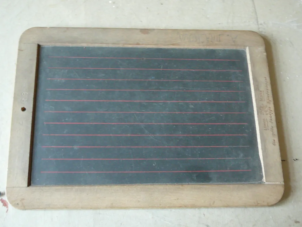 Břidlicová tabulka na psaní. Tato školní pomůcka se používala i za druhé světové války v prvních ročnících obecné školy, kdy nahrazovala nedostatek papíru a školních sešitů. Sbírka MVČ