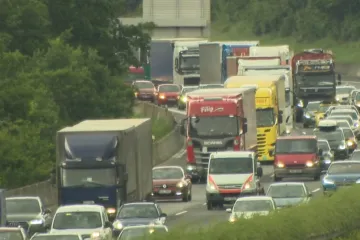 Odjezdy na prázdniny už vypukly. Dálnice auta sotva pobraly