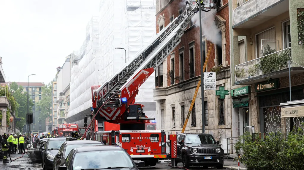 Hasiči zasahují u požáru po explozi dodávky