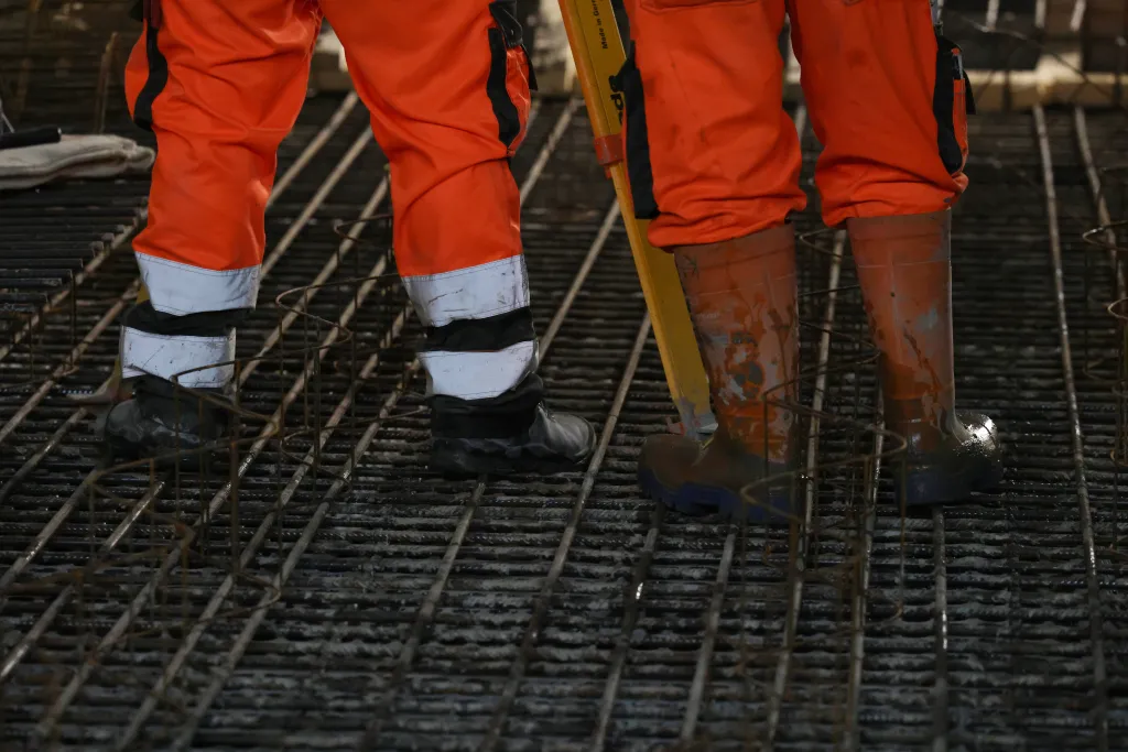 Podle projektového manažera tunelového úseku Sillschlucht–Pfons Romeda Insama pracuje na stavbě až pět set dělníků