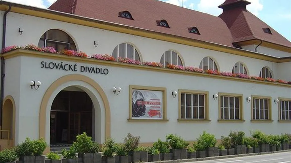 Hlavní sál Slováckého divadla změní obložení