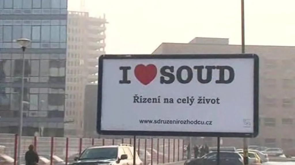 Billboard před Justičním palácem v Brně