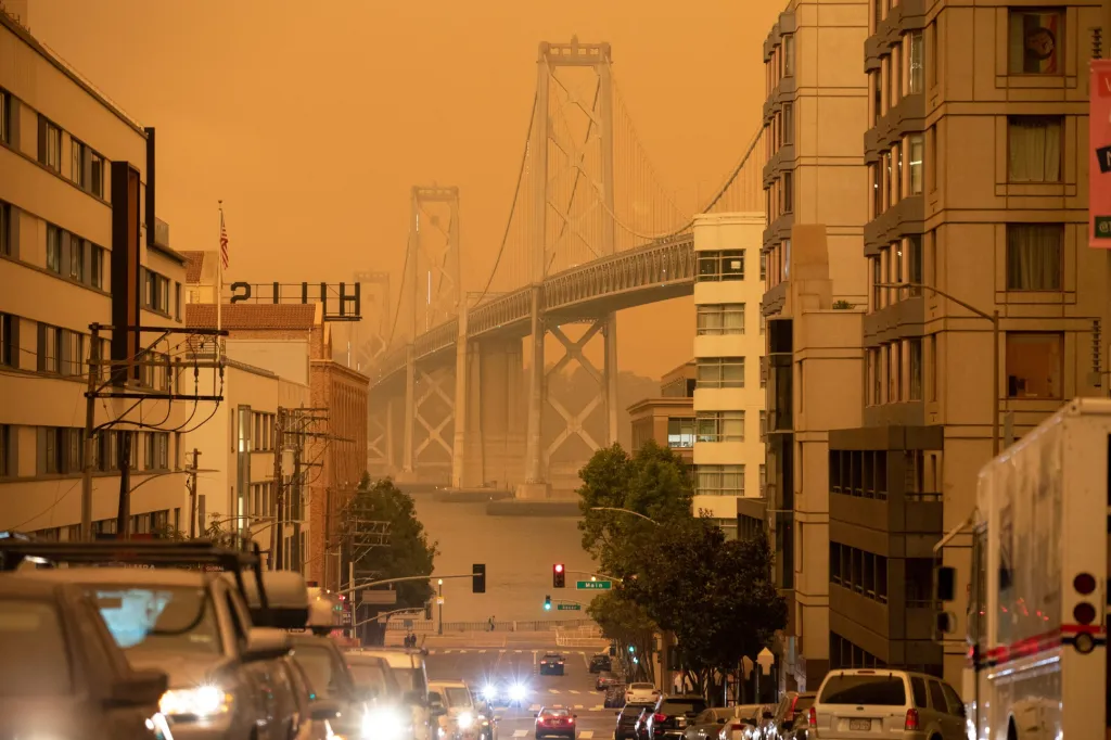 Kvůli rozsáhlým požárům v Kalifornii a nevhodným klimatickým podmínkám se zahalilo celé město San Francisco do žluté mlhy