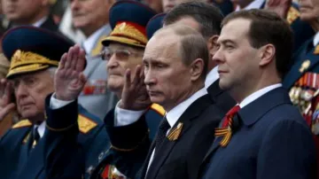 Putin a Medvěděv při oslavách v Rusku