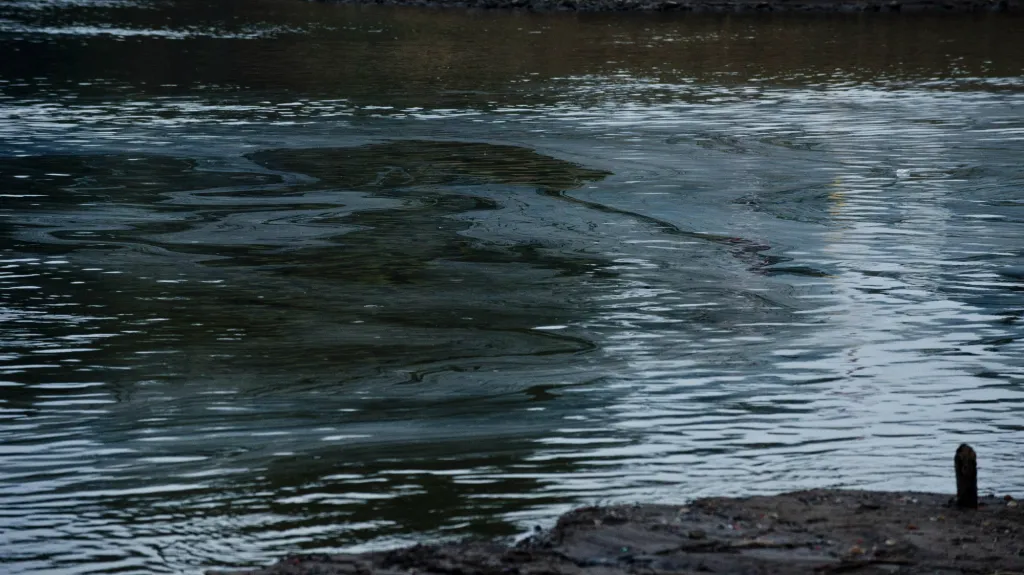 Skvrna z neznámé látky na Vltavě