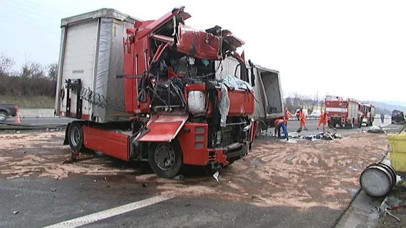 Kamion po nehodě na D1