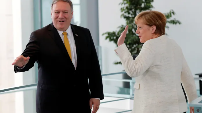 Mike Pompeo a Angela Merkelová před jednáním v Berlíně