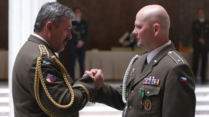 Končící vrchní praporčík Petr Seifert (vpravo) s náčelníkem generálního štábu Alešem Opatou