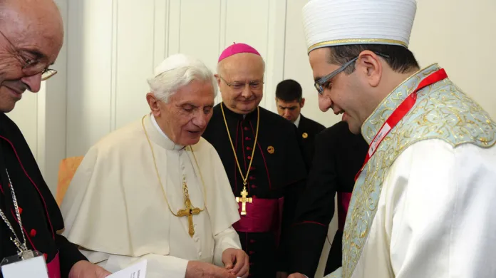 Papež Benedikt XVI. při setkání s profesorem islámské teologie Alim Derem