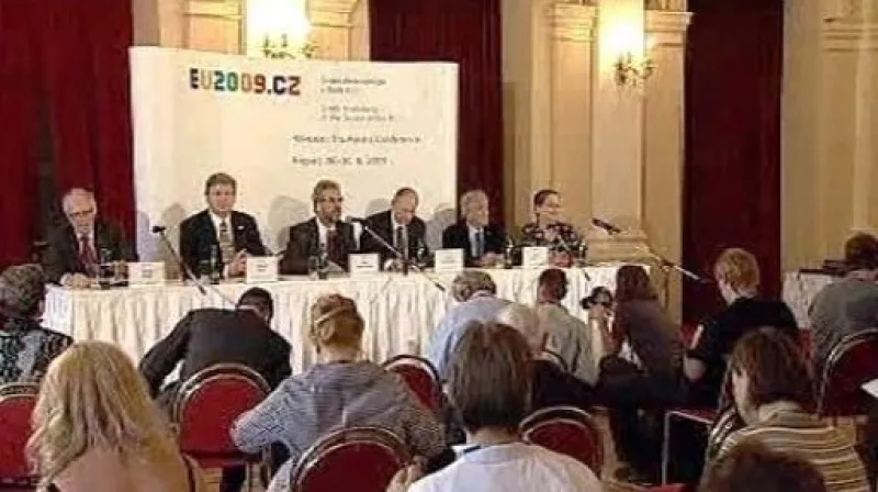 Brífink ke konferenci o holokaustu