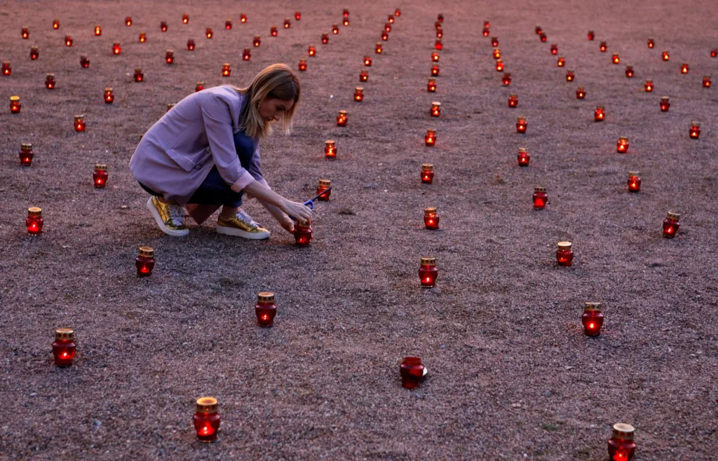 Žena zapaluje svíčky v ruském Beslanu jako připomínku k 15. výročí tragické události