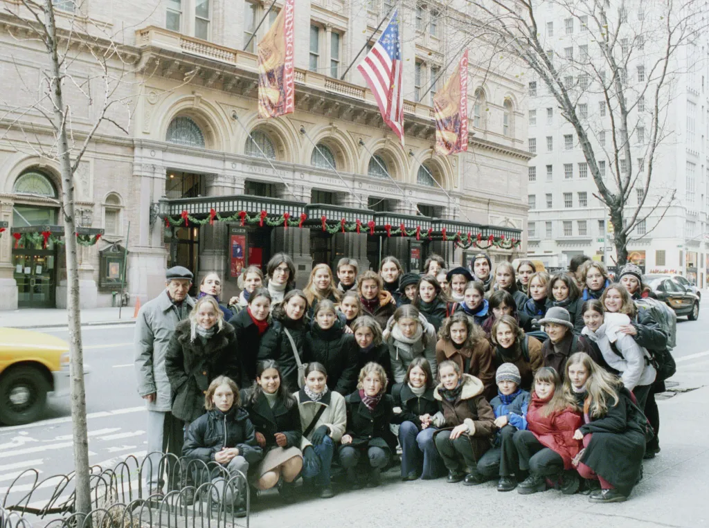 Ani čeští a slovenští umělci nepřišli zkrátka. V hale se představily pěvkyně Dagmar Pecková a Eva Urbanová, klavírista Ivan Moravec, Kühnův dětský sbor, Česká filharmonie nebo Talichovo kvarteto. Kühnův dětský sbor (na snímku) vystupoval v Carnegie Hall v prosinci 2001