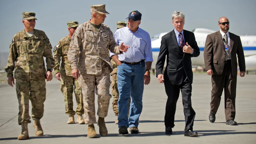 Leon Panetta (uprostřed) na návštěvě Afghánistánu