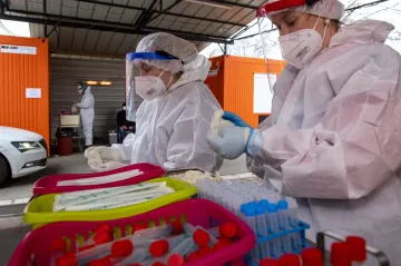 Přibylo 9292 nakažených covidem, po rizikovém kontaktu budou muset na test i očkovaní