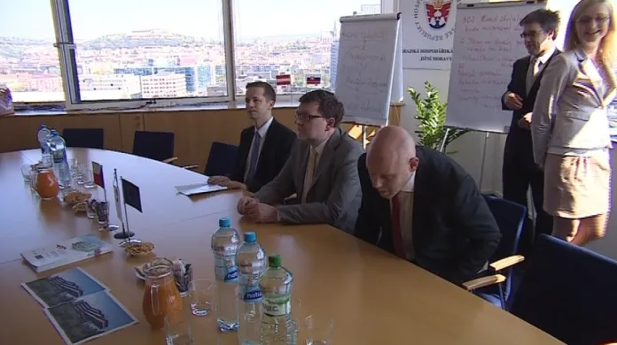 Ministr dopravy Stanjura (uprostřed) na brněnské návštěvě