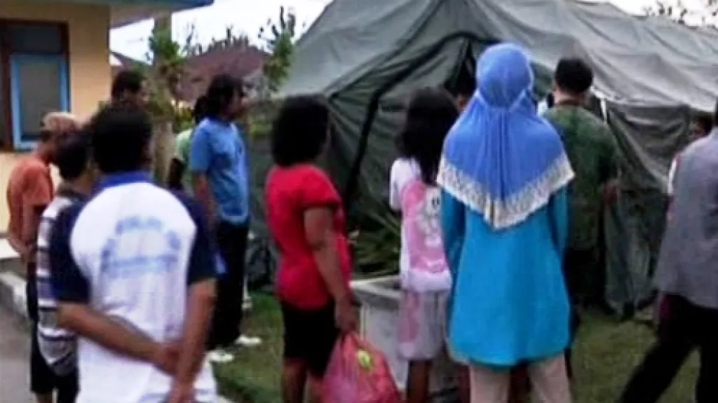 Indonésané čekají na humanitární pomoc