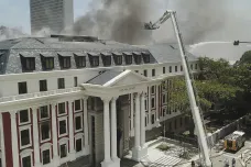 Budova jihoafrického parlamentu znovu hoří